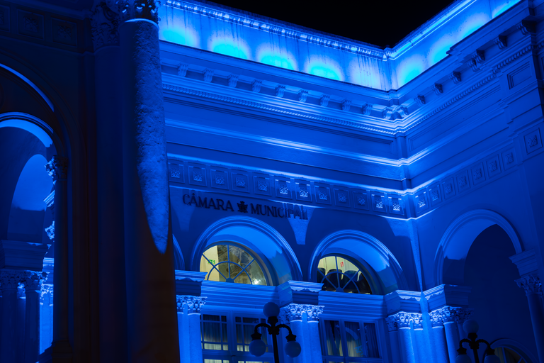 Câmara de Curitiba se ilumina em homenagem ao Novembro Azul