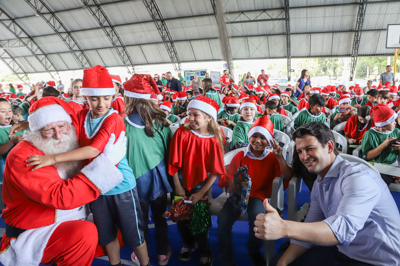 Regional Portão festeja Natal com espetáculo e novo piso na quadra esportiva