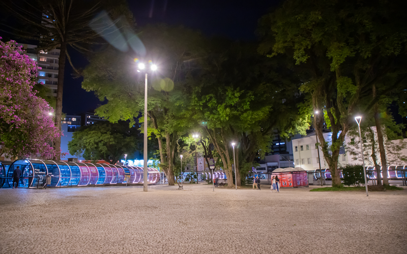 Moradores aprovam nova iluminação e redescobrem a Praça Rui Barbosa à noite