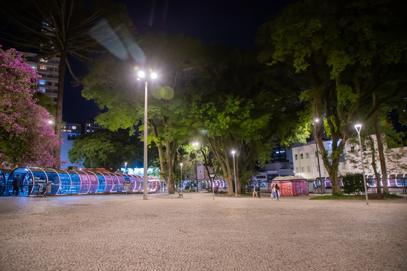 Moradores aprovam nova iluminação e redescobrem a Praça Rui Barbosa à noite