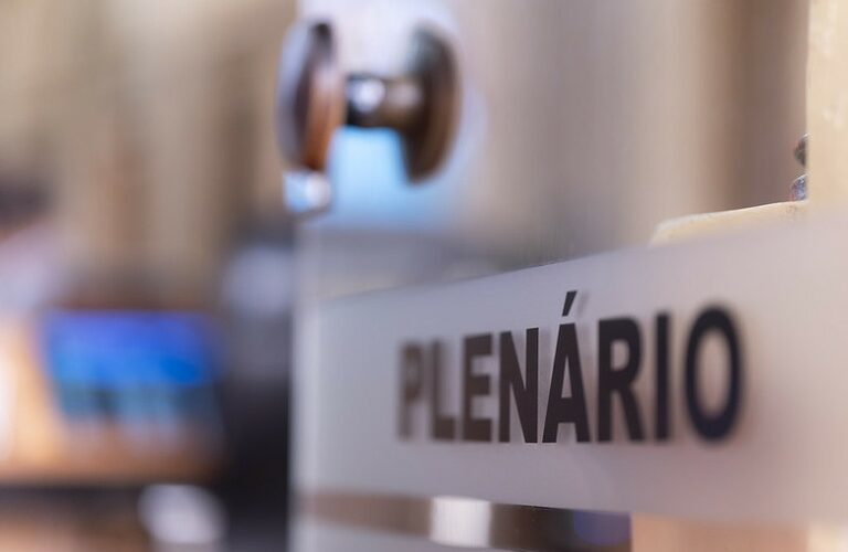 Na última sessão de 2025, vereadores de Curitiba prestam contas à população