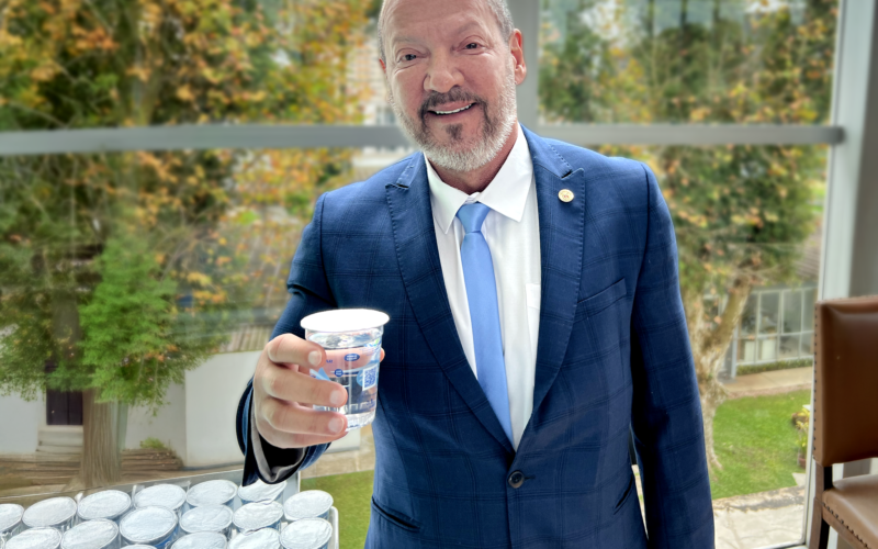 Sob o sol, ninguém fica sem água: lei garante hidratação gratuita em grandes eventos