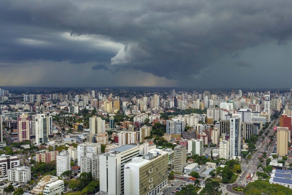 Após semana de calor intenso, 2026 chega com chuva e temperaturas mais amenas ao Paraná, diz Simepar