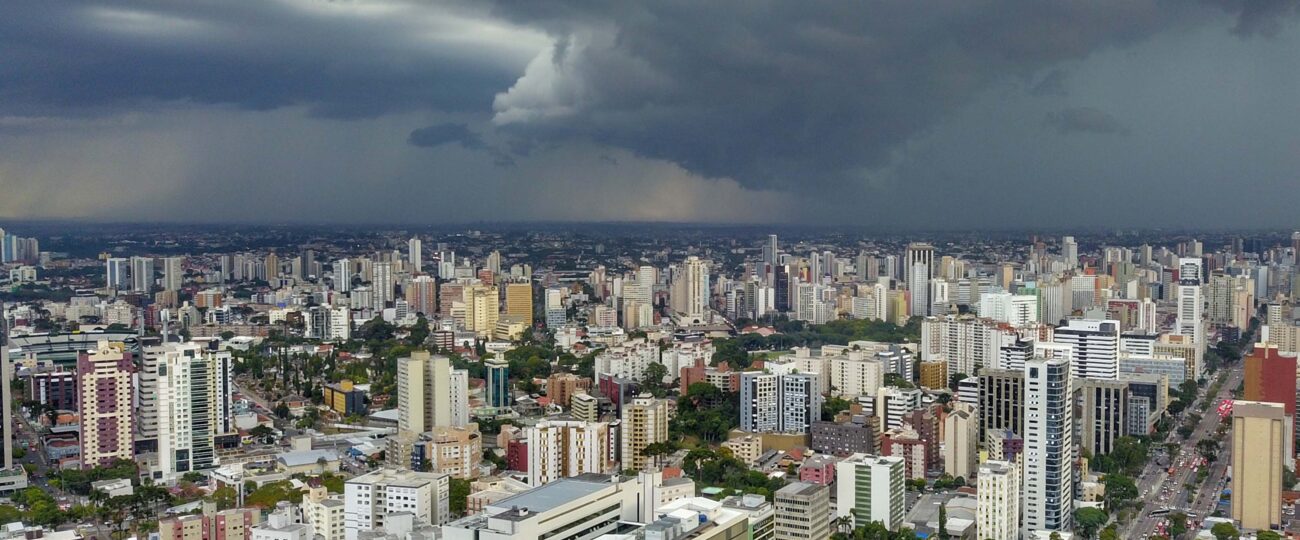 Após semana de calor intenso, 2026 chega com chuva e temperaturas mais amenas ao Paraná, diz Simepar