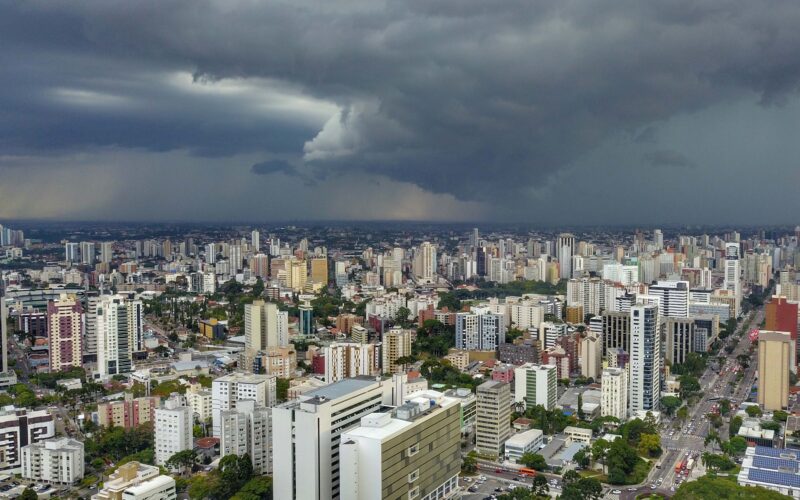 Após semana de calor intenso, 2026 chega com chuva e temperaturas mais amenas ao Paraná, diz Simepar