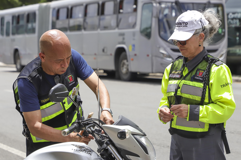 Blitz educativa instala antenas corta-pipas em motos nesta quinta-feira
