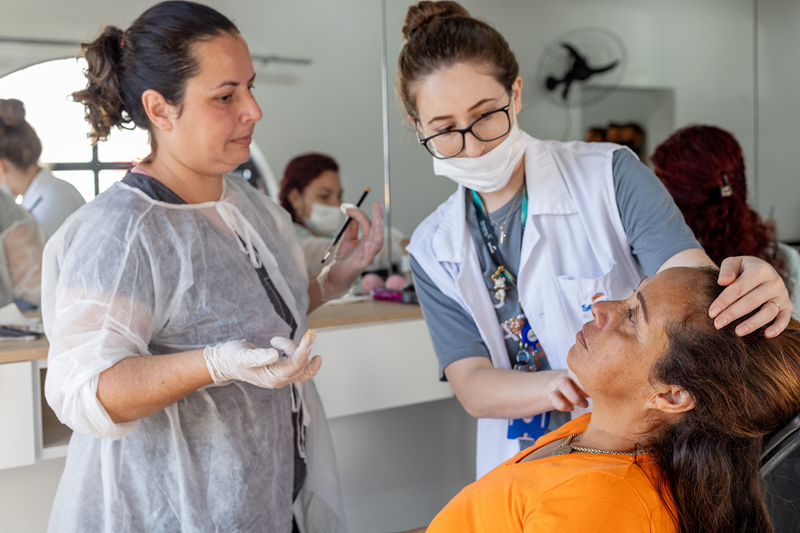 Curso gratuito vai ensinar técnicas de maquiagem e empreendedorismo