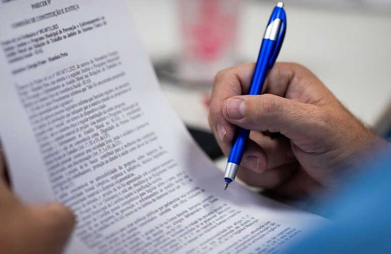 Obrigação de vereadores usarem serviços públicos precisa de ajustes, diz CCJ