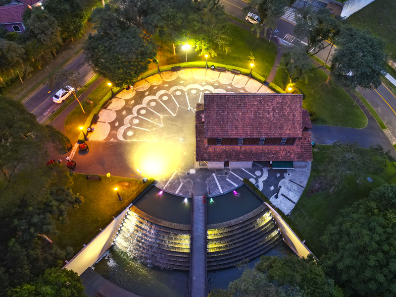 Com nova iluminação cênica, Bosque Alemão fica ainda mais encantador