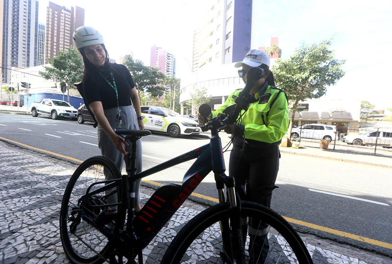 Blitz educativa tem orientação a ciclistas e instalação de equipamentos de segurança nas bicicletas