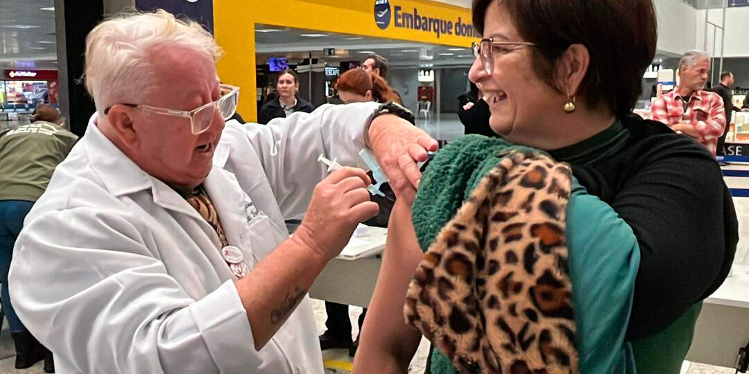 Estado e Anvisa levam vacinação a aeroportos do Paraná com foco na Copa